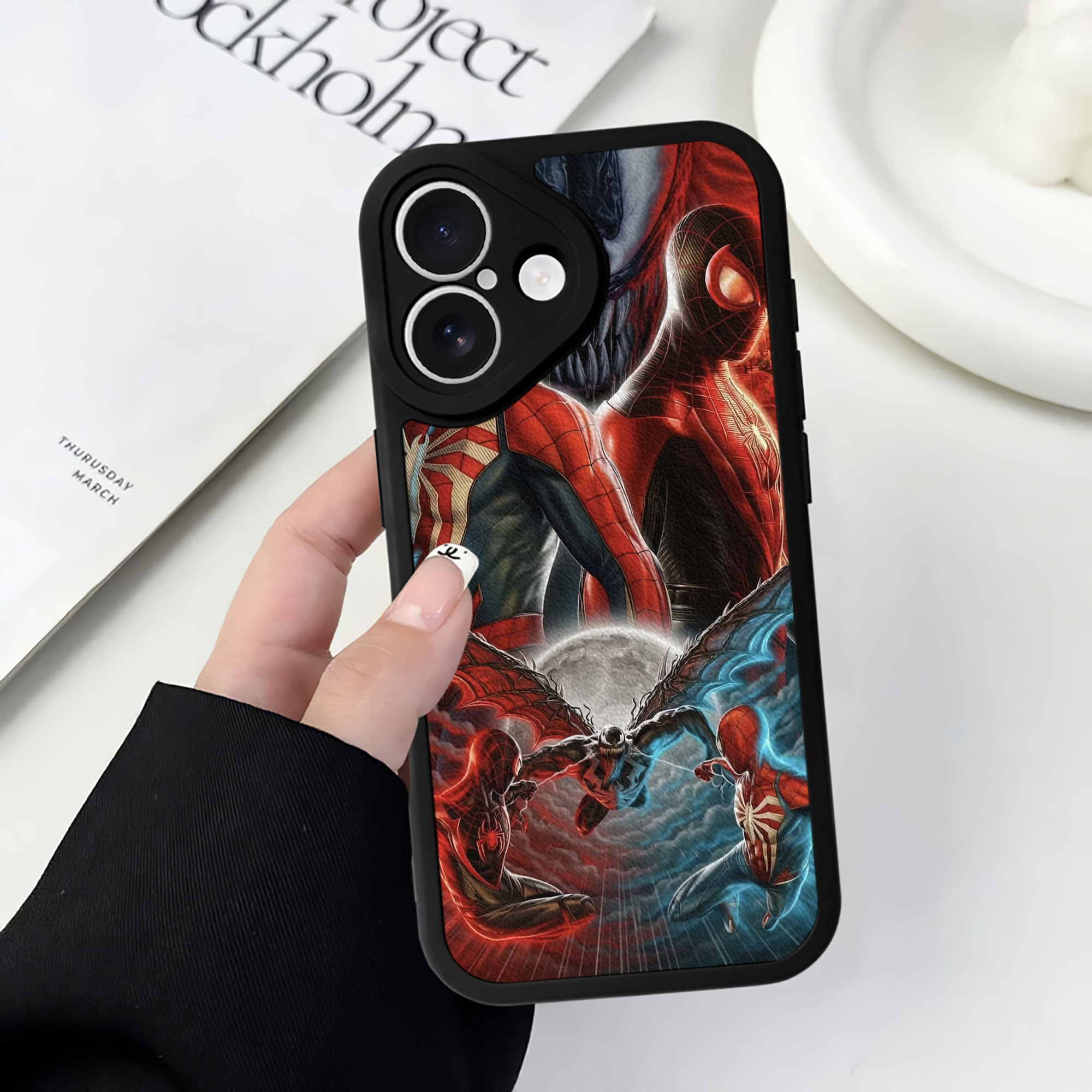 （画像用） Spider Man スパイダーマン 【iPhone 16シリーズ対応】シリコンスマホケース（レザー調） 材質：シリコン